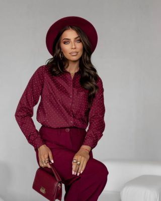 ✨ Ten typ košele, ktorý pôsobí elegantne, ale stále moderne. Bordová farba 🍷, jemné strieborné kamienky ✨ a čistý strih...