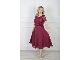 Nadčasová elegancia, ktorá upúta na prvý pohľad ✨ Elegantné spoločenské midi šaty v bordovej farbe s flitrovaným topom sú...